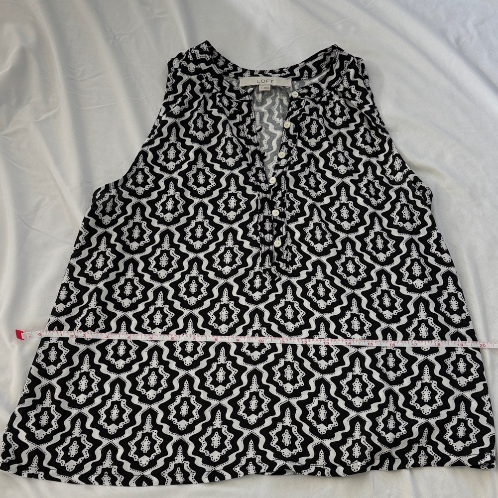 LOFT Black & White Geometric Sleeveless V-Neck Shell